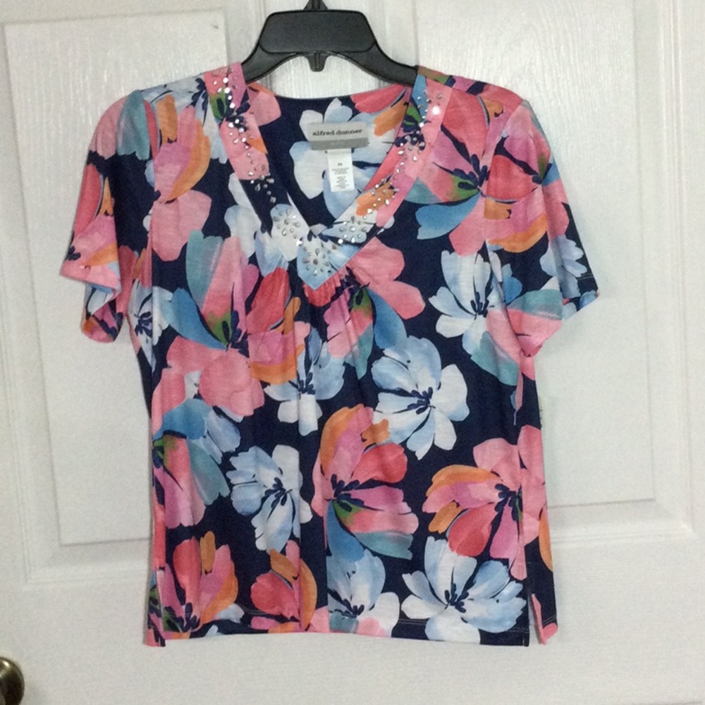 Pretty Alfred Dunner colorful shirt